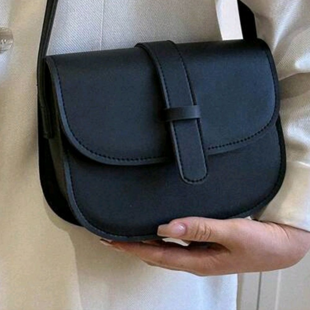 Shoulder purse.